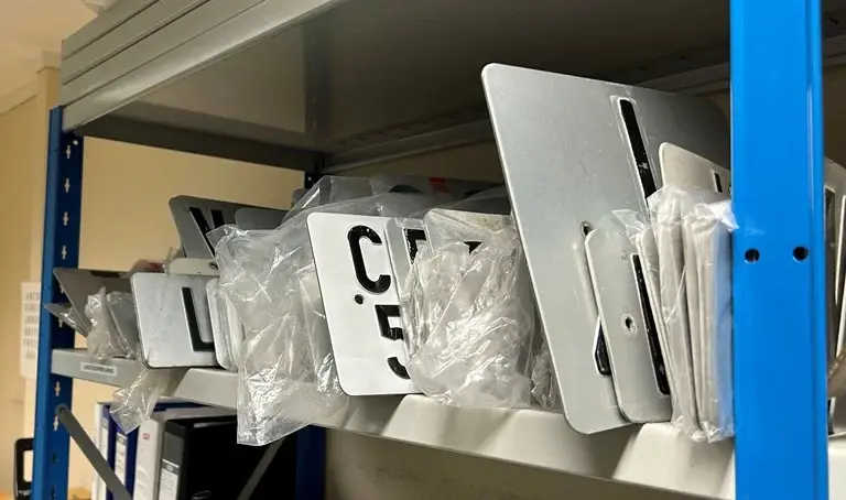 Hent skiltene på trafikkstasjonen